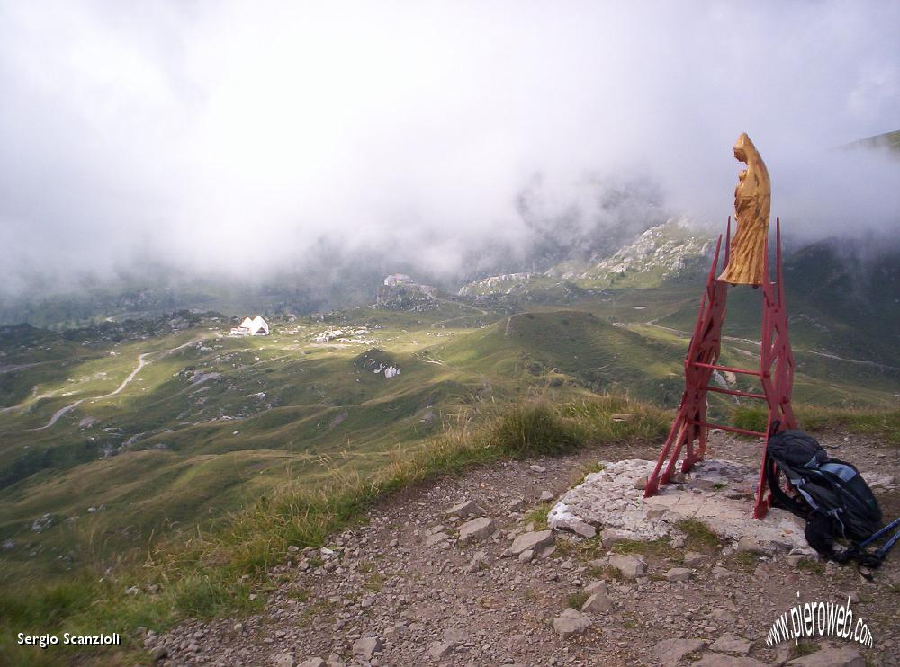 33 La Madonnina domina i Piani di Artavaggio.JPG
